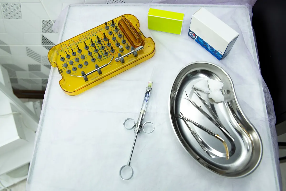 Tu placa se mueve: la sobredentadura sobre implantes puede dejarla firme