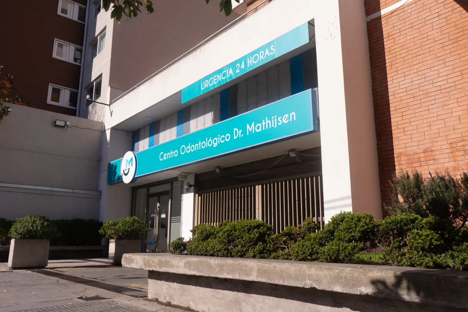 Fachada del Centro Odontológico Dr. Mathijsen en Av. O'Higgins 1144, Concepción, con el letrero de la clínica